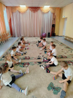 Подкатывание мячей Подкатывание мячей.