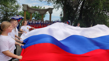 В Энгельсе развернули российский триколор В Энгельсе развернули российский триколор.